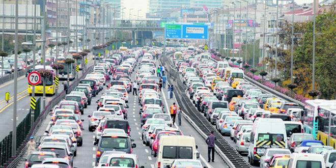 SABAH SAATLERINDE BOS OLAN ISTANBUL TRAFIGI AKSAM SAATLERINDE NORMAL SEYRINE DONDU. BOGAZICI KOPRUSUNDE MEYDANA GELEN KAZA NEDENIYLE E-5 TRAFIGI KOPRU YONUNDE DURMA NOKTASINA GELDI. ONLARCA KISI ARACLARDAN INEREK YOL KENARINDA YURUDU. E-5 CAGLAYAN MEVKII.  FOTO: OZKAN ARSLAN-ISTANBUL,(DHA)