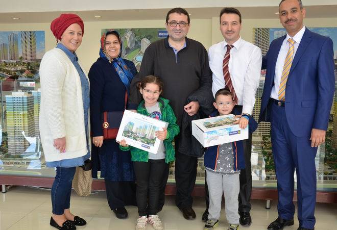 Ali Serdar Özcan ve Ailesi anahtarlarını İhlas Yapı yöneticilerinden teslim aldı.