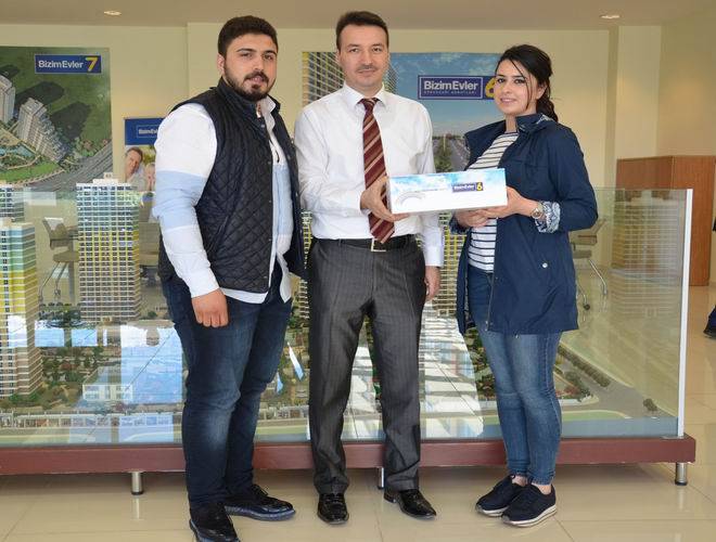 Onur- Seden Güntay çifti, Bizim Evler 6'da ev sahibi olmanın mutluluğunu yaşadı.