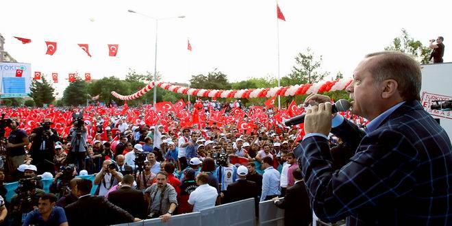 Cumhurbaşkanı Recep Tayyip Erdoğan, Anıt Park'ta düzenlenen Diyarbakır Havalimanı yeni terminal binası açılışı ve yapımı tamamlanan tesislerin hizmete alım törenine katılarak konuşma yaptı. Törene çok sayıda vatandaş katıldı. ( Kayhan Özer - Anadolu Ajansı )