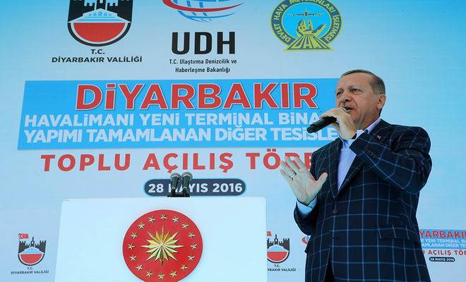 Cumhurbaşkanı Recep Tayyip Erdoğan, Anıt Park'ta düzenlenen Diyarbakır Havalimanı yeni terminal binası açılışı ve yapımı tamamlanan tesislerin hizmete alım törenine katılarak konuşma yaptı. ( Kayhan Özer - Anadolu Ajansı )
